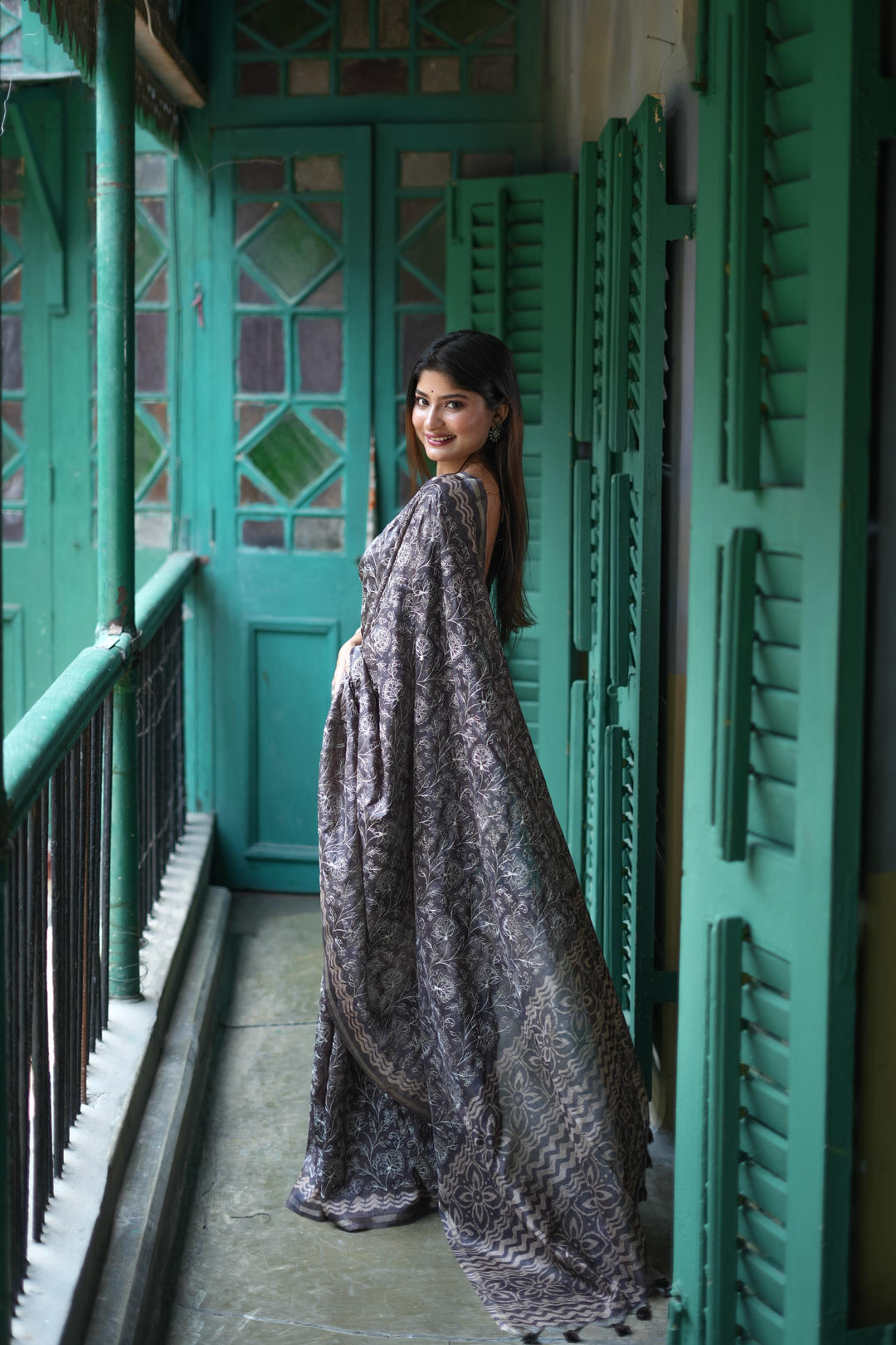 Gorgeous gray Tussar silk saree with a batik border and fancy tassels, perfect for adding elegance to any occasion.