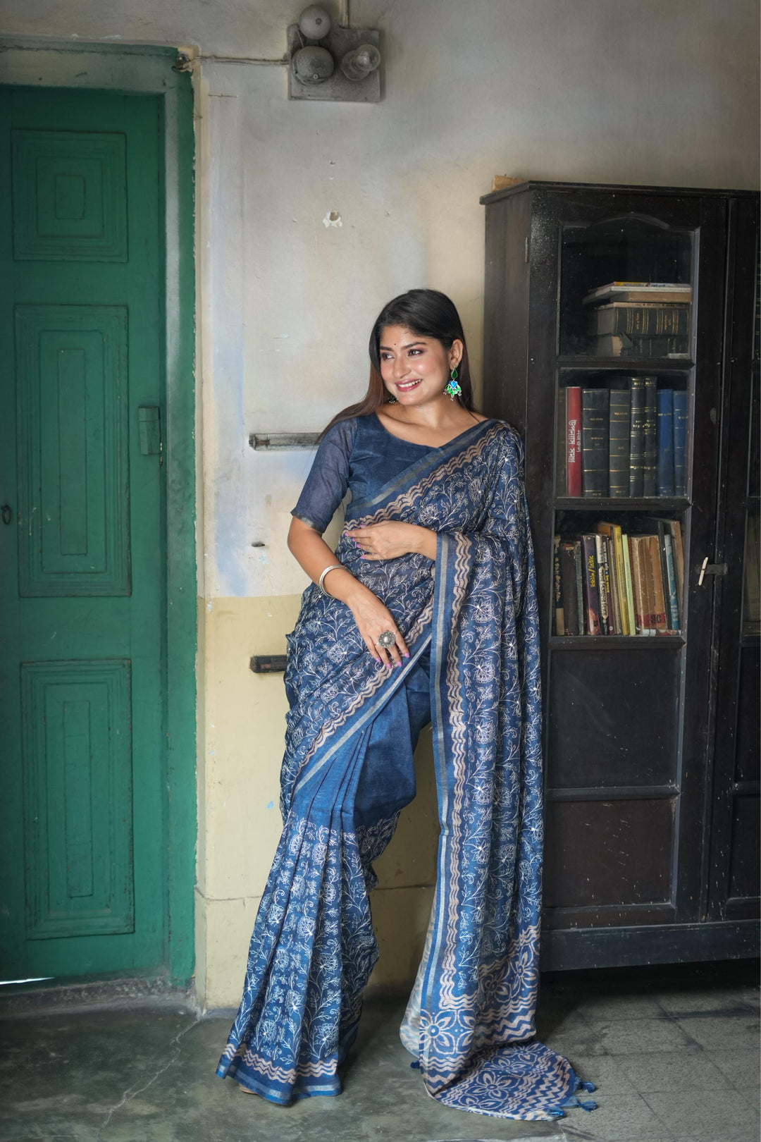 Beautiful gray Tussar silk saree with decorative batik design and fancy tassels, ideal for elegant gatherings.