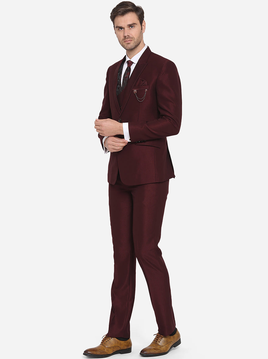 Stylish maroon suit for men, perfect for weddings and proms, providing a trendy and elegant appearance for special events.