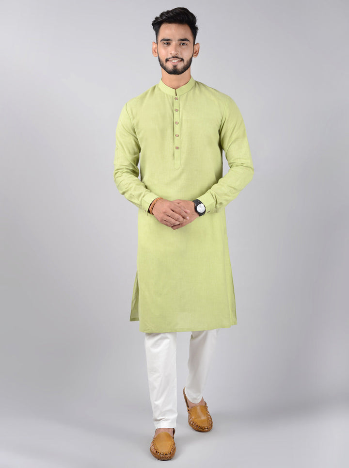 This elegant kurta features a mandarin collar and chic buttons for added flair.