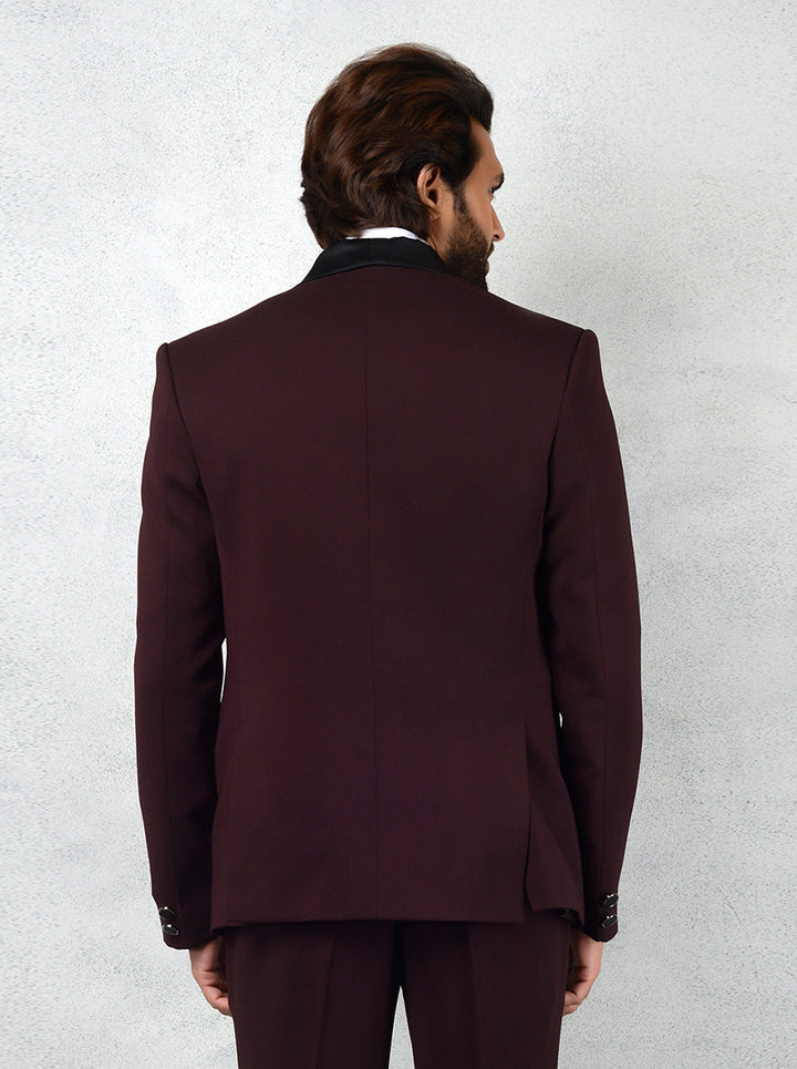 Elegant wine tuxedo designed for comfort, ideal for weddings and special occasions, providing a refined appearance.