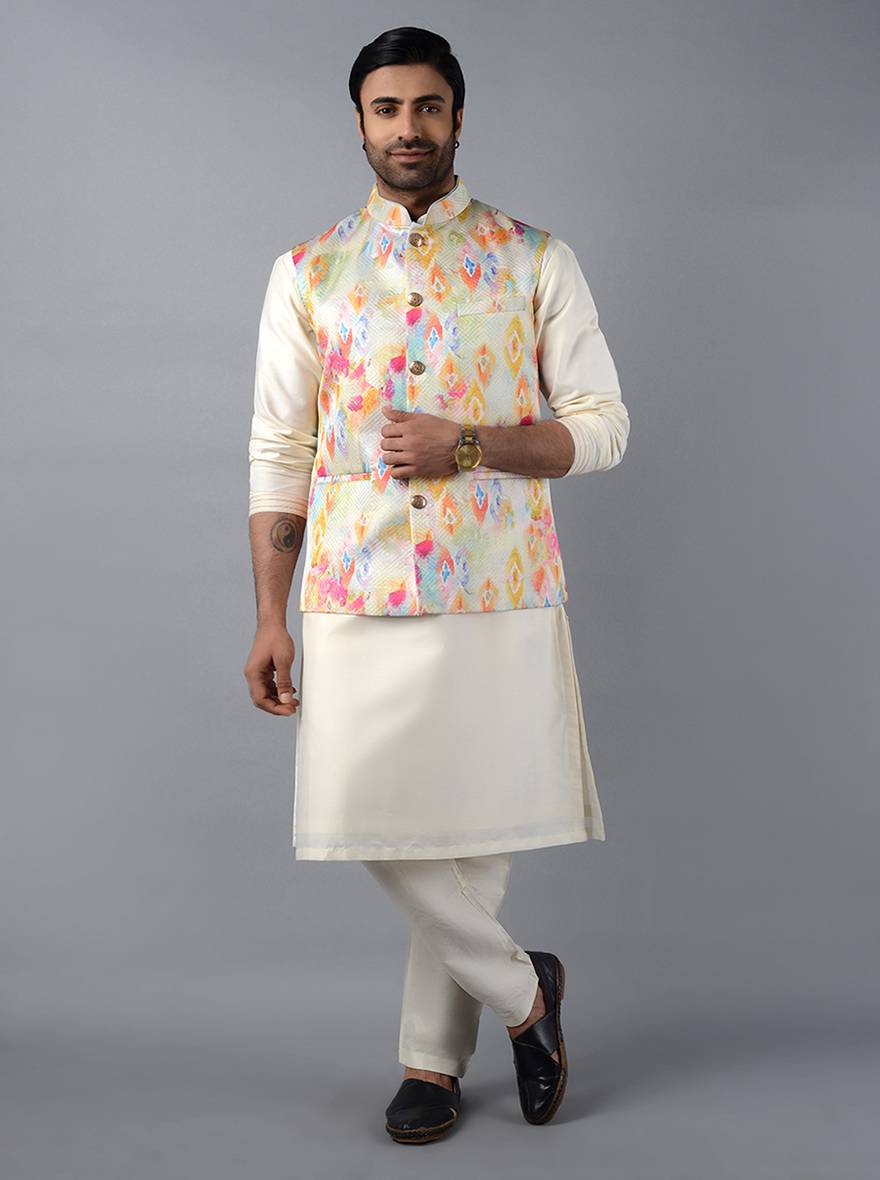 Cozy off-white Bandhgala jacket, ideal for weddings and festive celebrations in Jodhpuri style.