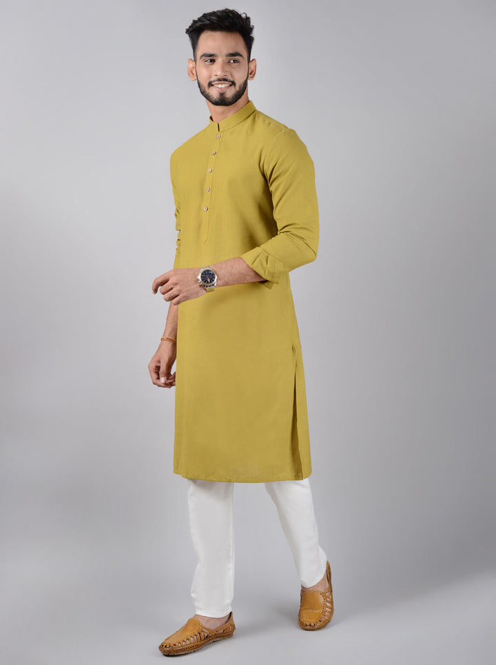 Perfect for weddings and festivities, this kurta set exudes sophistication.