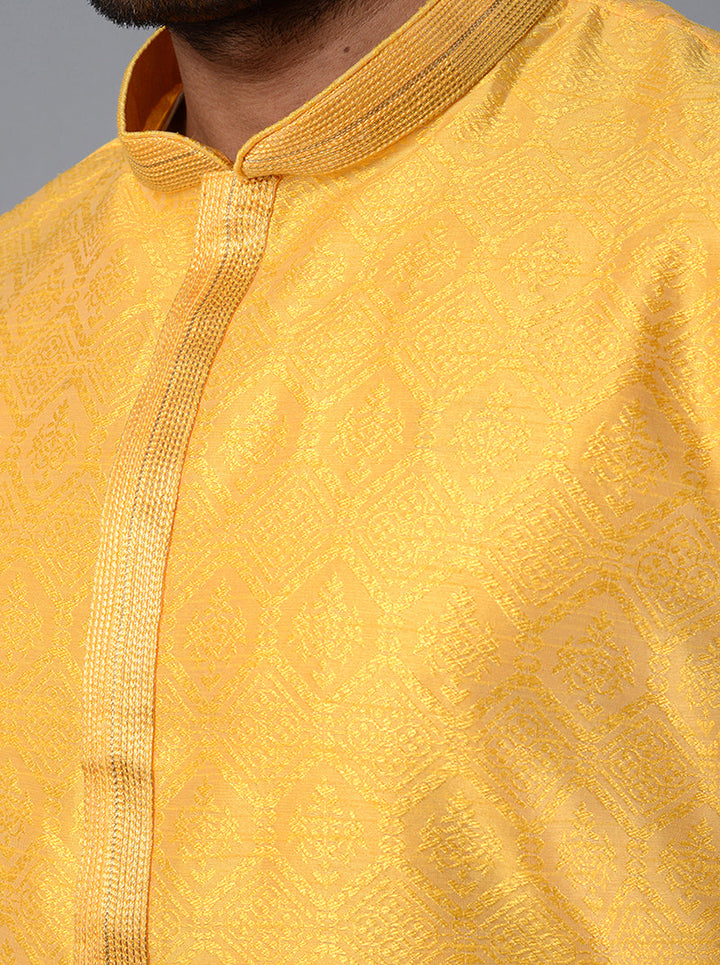 Stand out in this yellow kurta set, perfect for festive celebrations and traditional events in the USA.