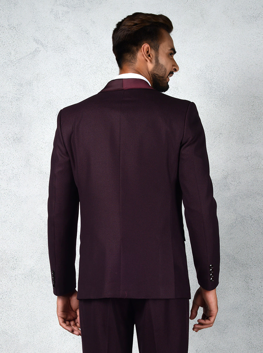 Elegant wine wedding suit for men, combining comfort and style for special events and memorable occasions.