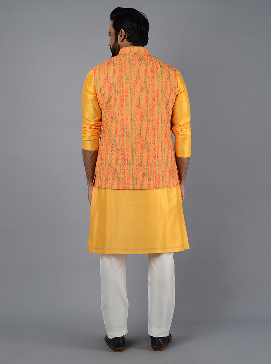 This Nehru jacket combines stunning embroidery with a classic design for a sophisticated appearance.